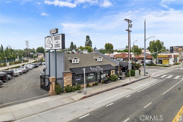 Foto principal - 6000 Woodman Ave