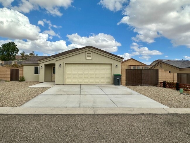 Foto del edificio - Modern 3 Bed, 2 Bath Home with Open Floor Plan & New Flooring – Fort Mohave- Available Now!