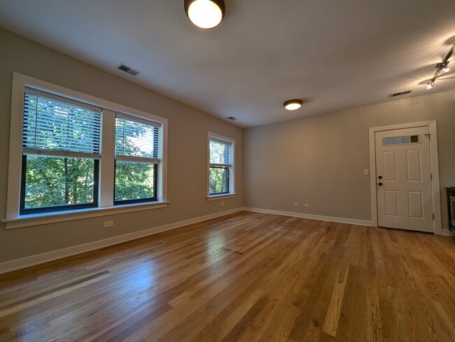 Building Photo - 2205 W Eastwood Ave