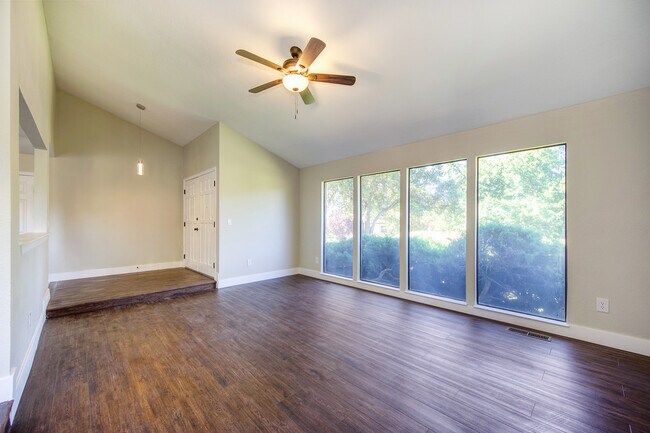 Foto del edificio - 9801 Blue Lake Dr