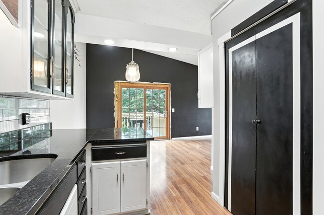 Foto del edificio - 14865 Lower Endicott Way