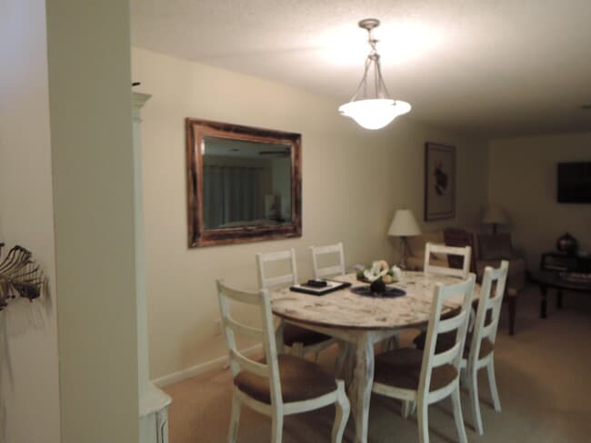Building Photo - 1209 S Lakes End Dr
