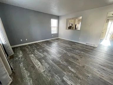 Building Photo - "Spacious 4-Bedroom Townhouse in Eagle Mou...
