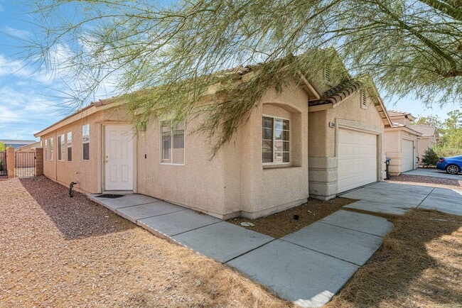 Building Photo - Charming Home with Spacious Backyard!