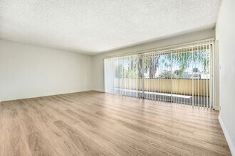 Building Photo - 1002 12th St Building Photo - 1002 12th St