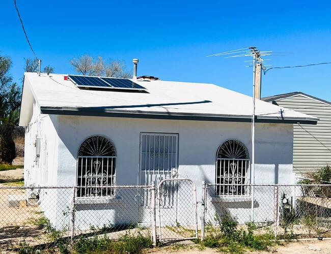 Foto del edificio - Charming 2-Bedroom Home with Solar Panels ...