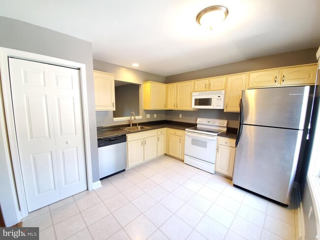 Building Photo - 5139 W Woodmill Dr