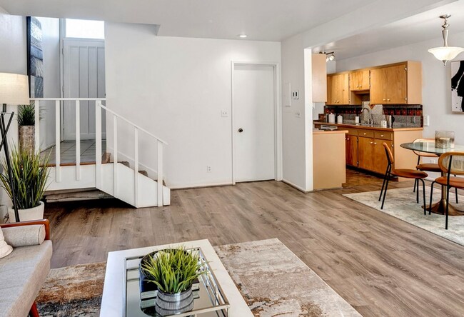 Foto del edificio - Downtown Bellevue 2 Bedroom 1.5 Bath 2 story Condo