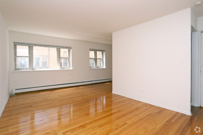 1BR, 1BA - Living Room - 6830 N Sheridan Rd