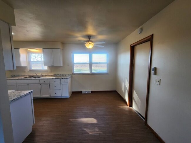 Building Photo - NEWLY RENOVATED 2 Bedroom 1.5 Bath-Electri...