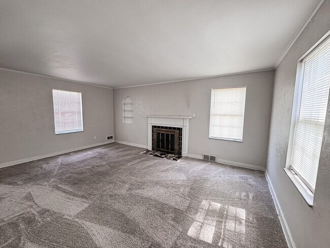 Foto del edificio - 2710 Henderson Rd