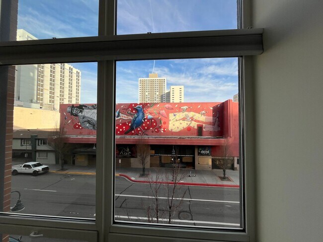 Foto del edificio - Montage Stunner - All the Amenities - In the Heart of Downtown Reno