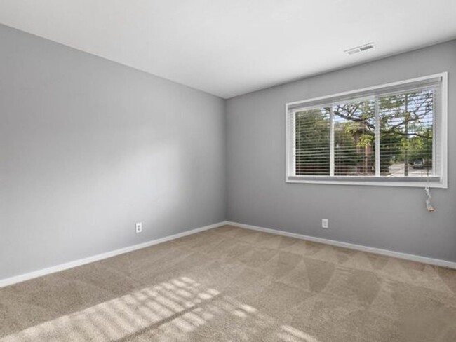 Foto del edificio - Bright & Beautiful 4-bed, 2-bath Home in S...