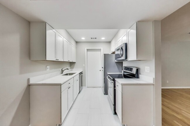 Foto del edificio - NEW KITCHEN, NEW HARDWOODS -- 1+1  in the ...