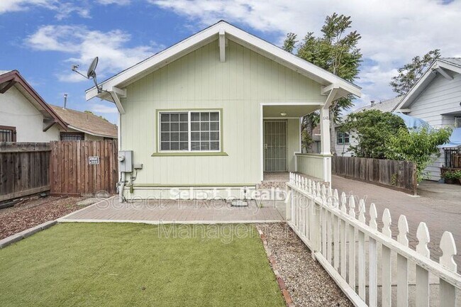Building Photo - 848 Black Diamond St