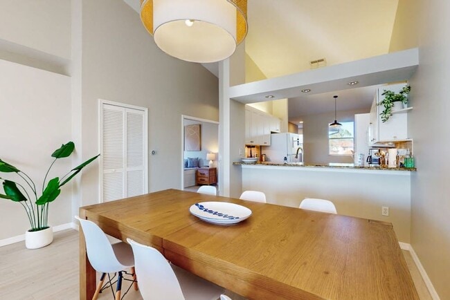Building Photo - 350 Robin Hood Cir