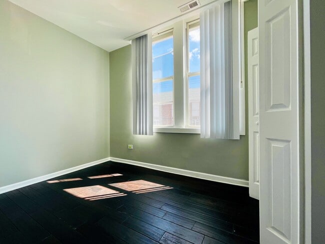 Building Photo - 608 W 31st St
