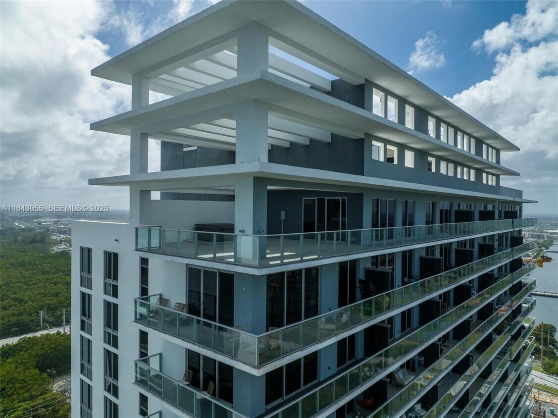 Foto principal - 16385 Biscayne Blvd