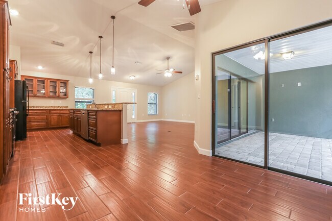 Building Photo - 2267 Kamsler Ave