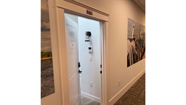 Foto del edificio - Beautiful 1 bed 1 bath plus den