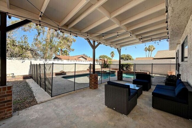 Foto del edificio - Fully Furnished Entertainer’s Dream with Resort-Style Pool & RV Parking!