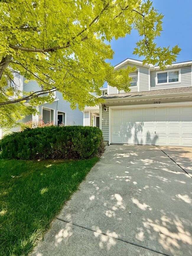 Photo - 3 Bedroom 2.5 Bath Townhouse w/ 2-Car Garage!