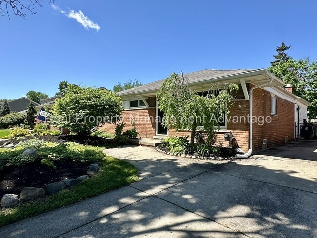 Building Photo - Mid-Century 3 Bed/2 Bath Ranch Near Downto...