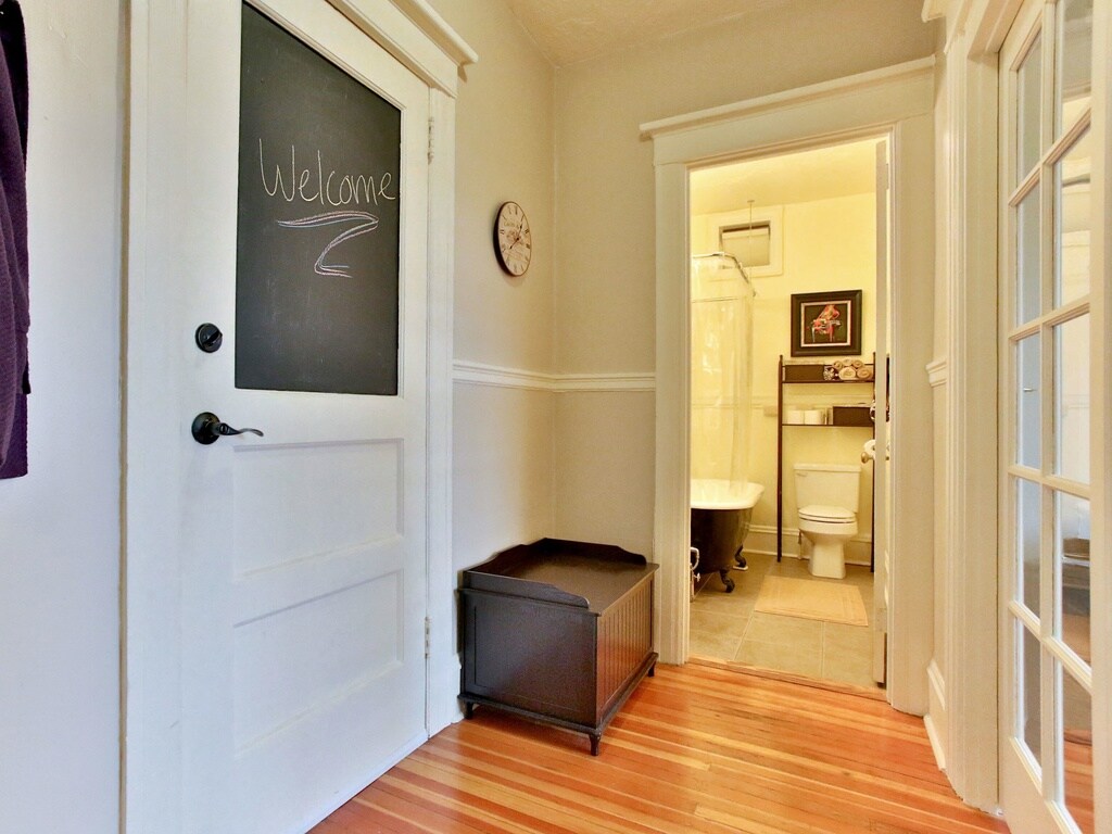 front entry way - 2109 NW Irving St