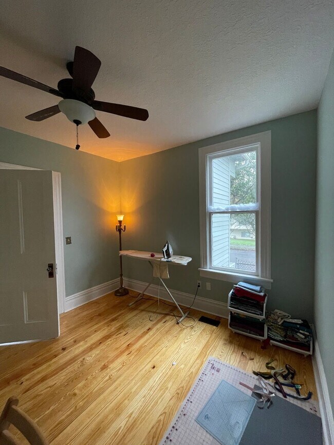 Dormitorio de la planta baja - 3915 NE Rodney Ave