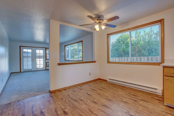 Primary Photo - 2 bedroom one bath! Hurry Wont Last! Amazi...