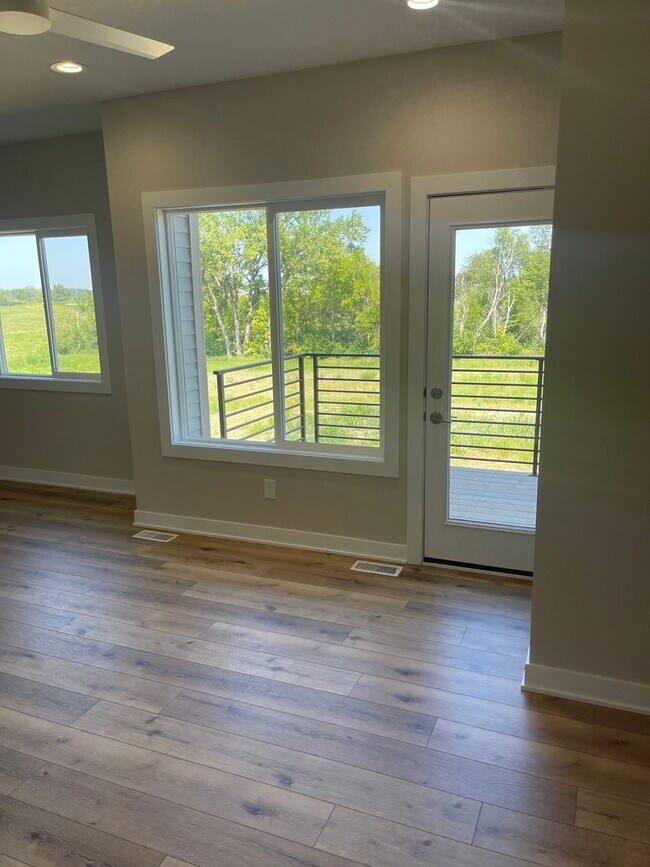 Foto del edificio - Luxury Newer Construction Townhome with Attached 2 Car Garage!