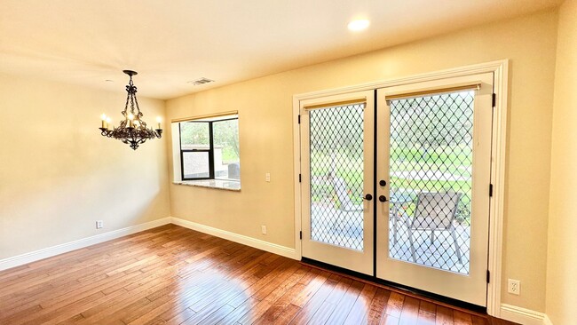 Building Photo - Stunning and Well Appointed High-End Two-S...