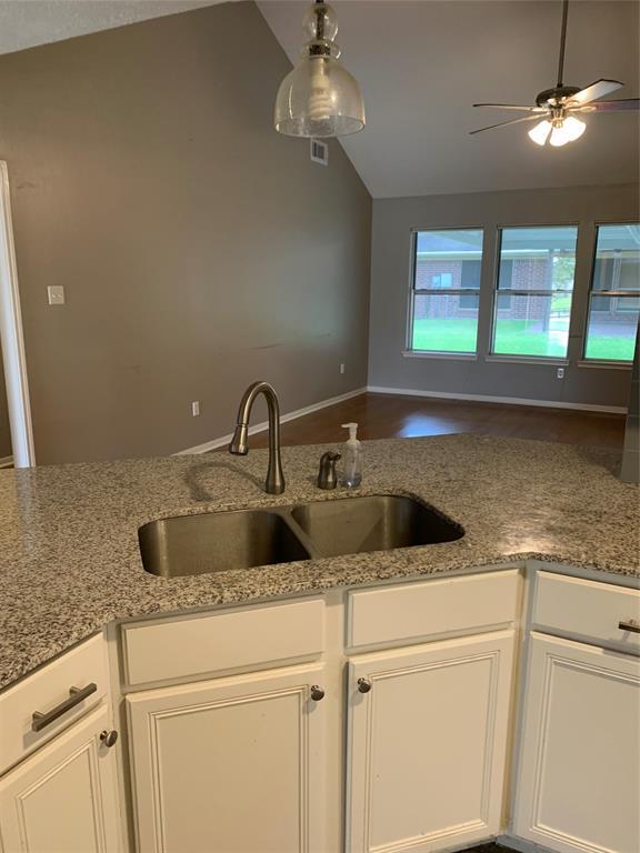 Foto del edificio - 7211 Pembrough Ln