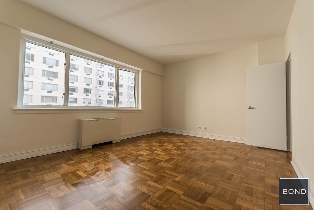 Primary Photo - 206 E 72nd St