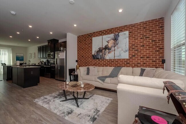 Foto del edificio - Charming 3Bed/3/5Bath in Greektown MD