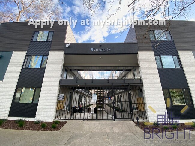 Foto del edificio - Recently Renovated 2 Bedroom 1 Bath, Two-Level Apartment-Great Midtown location!