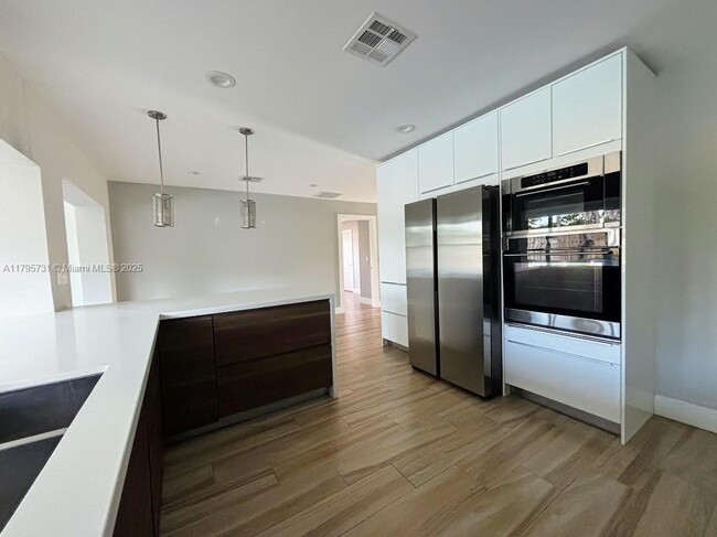 Building Photo - 401 S Highland Dr