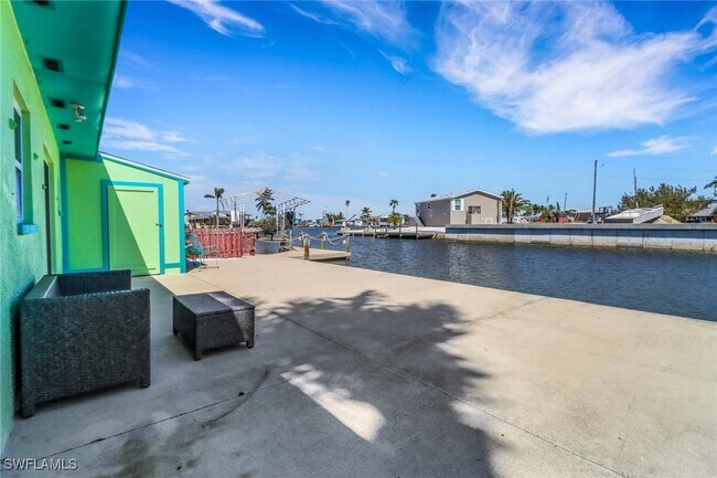 Building Photo - 2567 Cay Cove