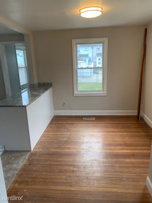 Building Photo - 3 br, 1 bath Townhome - 16 Admiral Blvd