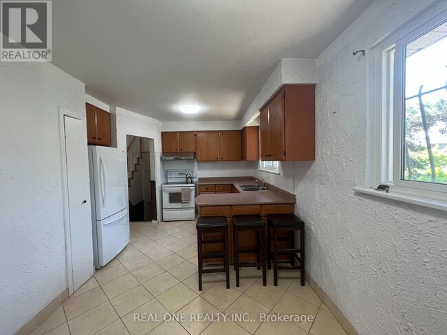 Building Photo - 65 Dewlane Dr