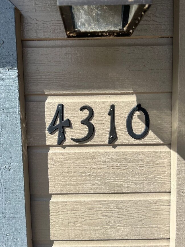 Building Photo - Remodeled End-Unit Townhome @ Village at Elk Run | 3 Bed, 2.5 Bath + 2-Car Garage