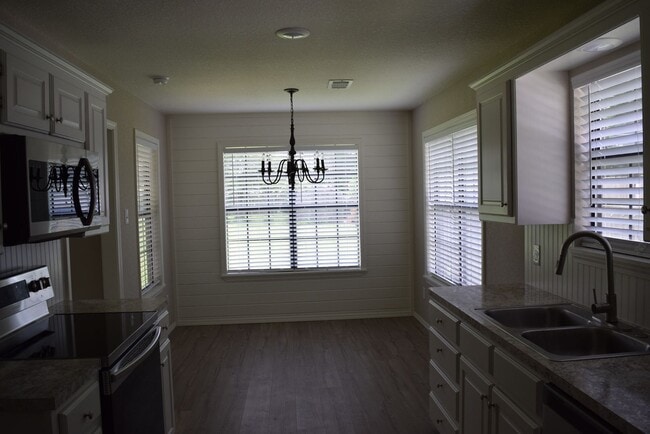 Building Photo - 700 Cedar Ln