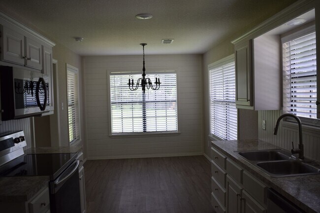 Foto del edificio - 700 Cedar Ln