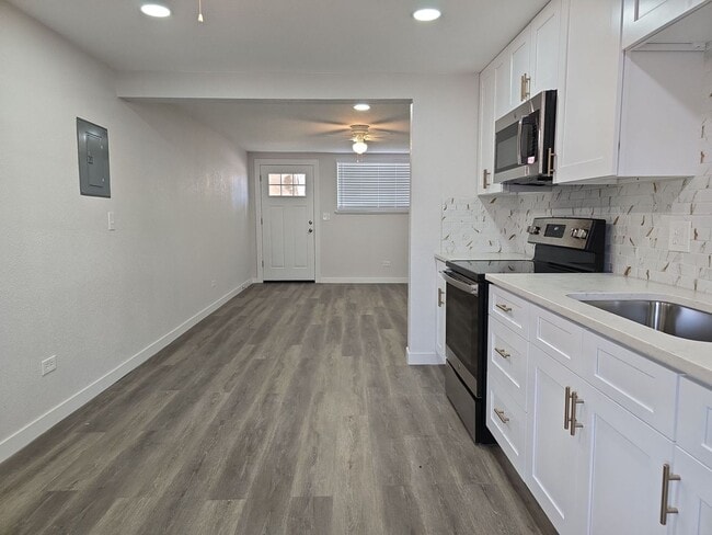 Photo - 2 Bed Garden Level Unit Available in Lakewood Apartment