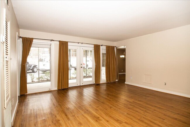 Foto del edificio - Spacious Ground Level 2bd/2ba w/ Screened ...