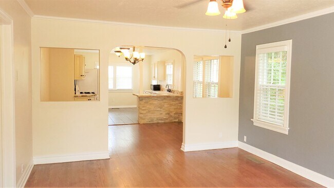 Foto del edificio - AMAZING 5 BED, 2 BATH MILLERS ADDITION NW OKC