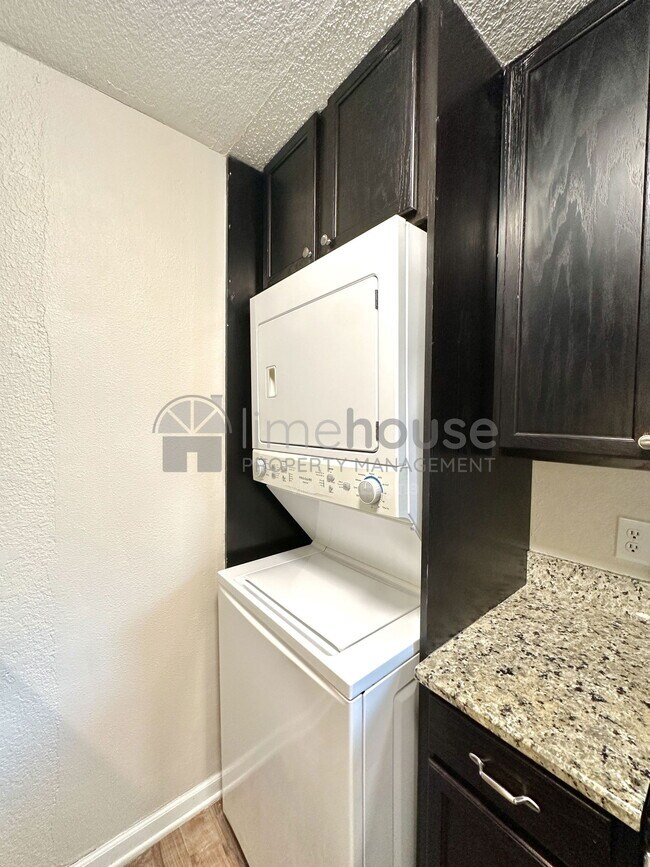 Building Photo - 909 Leisure Square