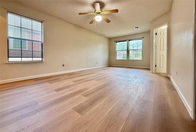 Building Photo - 1502 Woodstone S