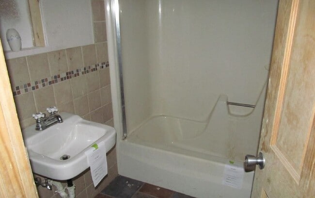 Foto del edificio - For Sale Only - Handyman Special