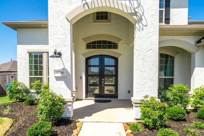 Building Photo - 4706 Llano Lp